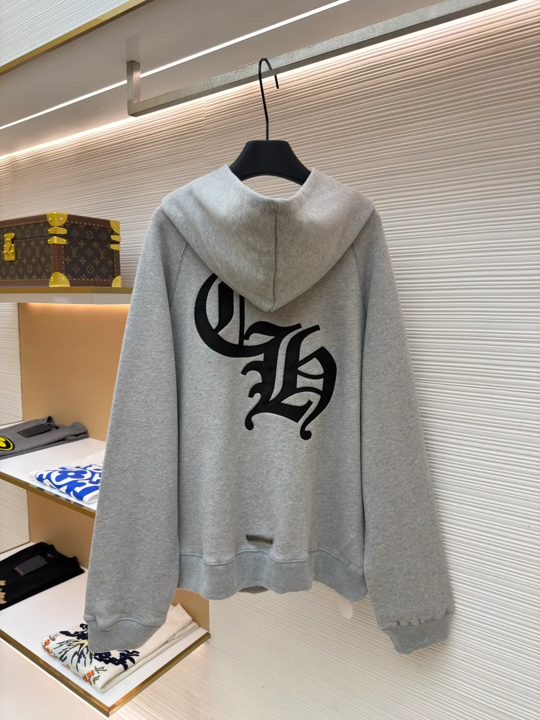 P490 Chrome Hearts logo hooded sweatshirt ●Original version: Purchased and developed by 15998 ●Item number: 1682025-B15 ●Fabric: Interwoven air cotton fabric ●Technology: Patch embroidery production ●Color: Gray ●Version: Loose fit ●Weight: about 920 grams ●Size: S-M-L-XL ●Description: Customized heavy fortress interwoven air cotton, full of texture, thick and solid, based on high-end soot tone With a sense of beauty that coexists with vicissitudes of life and elegance, the CHRO heart cross appliqué decoration on the chest becomes the ultimate interpretation of the dark Gothic style. The CH Gothic font is the finishing touch on the back page, letting the totem become your spiritual thorn. The logo iron plate sways slightly with the swing of the body, adding a sense of movement and vitality. It is unobtrusive but has an indescribable aura. It interprets the perfect blend of retro and luxury, using imported machine appliqué technology. Using advanced computer control systems and precision mechanical components, the Chrome Hearts logo appliqué embroidery operation is realized, showing an embroidery effect with both clarity and three-dimensionality. The fabrics have been washed, have a better hand feel, are not easy to deform, are not easy to shrink, are not easy to fade, and maintain long-term beauty. The overall wiring is straight and delicate, the fabric is comfortable and soft, and the color is consistent without color difference. It can be matched with the same style to create a fashionable look and control various occasions. Customized accessories, complete with three standards, same style for men and women!